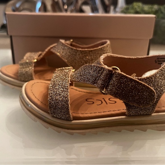 Dynasty Classics Toddler Gold Sparkling Velcro Closure Size 6 Sandals - Picture 5 of 6